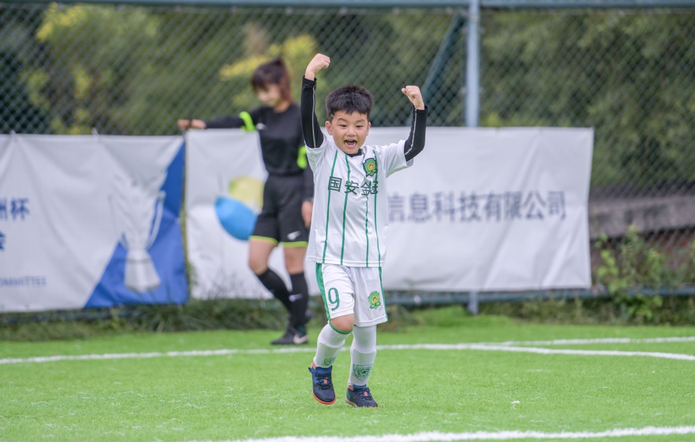 雨靴排行_穿着雨靴忙不停是他们支撑起了今年的百队杯