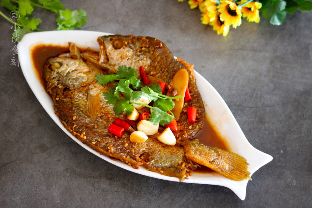 黄瓜鱼的做法通常分为两种,第一种是清蒸,第二种则是红烧,我比较喜欢