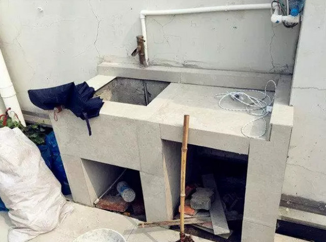 旁边砌了洗手池,这边可以连接水管灌溉花园呢!