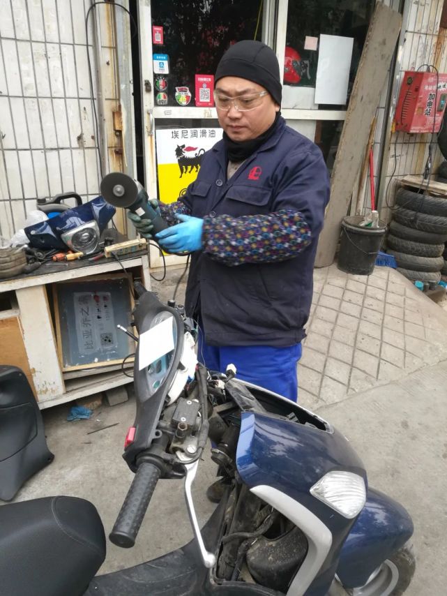 走进修理店探访基层摩托车维修行业