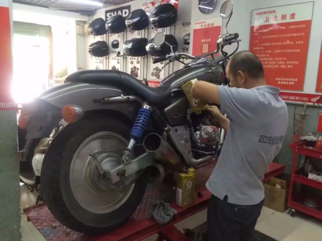 走进修理店探访基层摩托车维修行业
