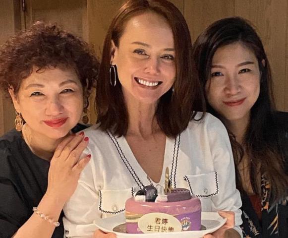 韩君婷破产5个月,54岁男星开派对为其庆生,贴脸合影表现亲密