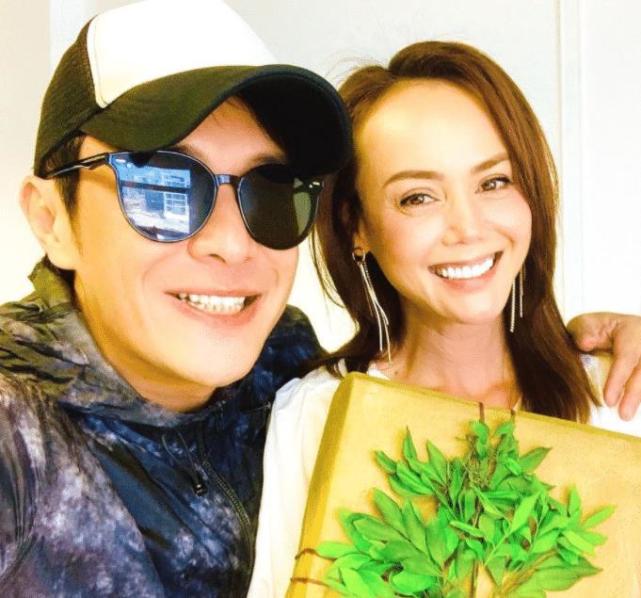 韩君婷破产5个月,54岁男星开派对为其庆生,贴脸合影表现亲密