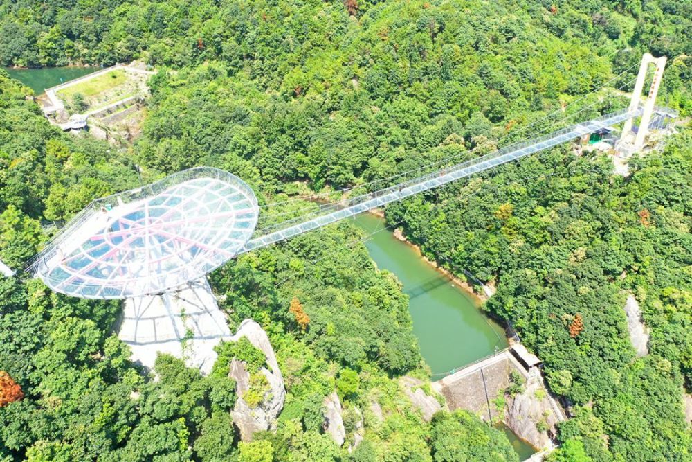 象山东陈乡玻璃桥和观景台村民集资共建的乡村旅游景点