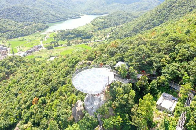 象山東陳鄉玻璃橋和觀景臺村民集資共建的鄉村旅遊景點