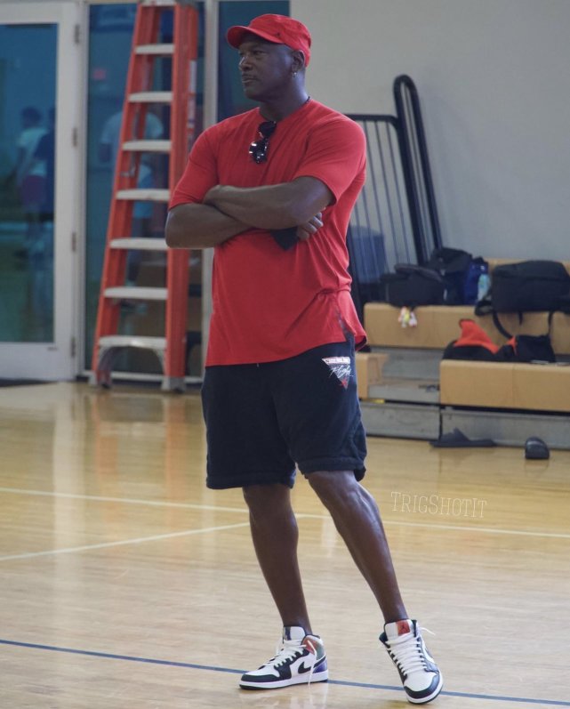 58岁乔丹现身训练场自信微笑引热议球迷仍能打爆这帮小年轻