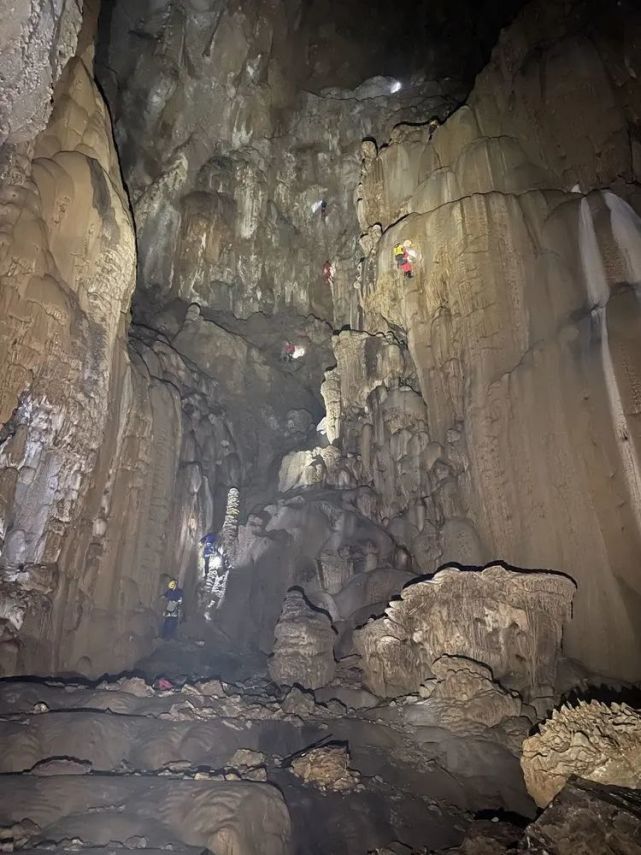 黑色洞穴中的皎洁圆月