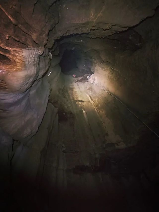 黑色洞穴中的皎洁圆月