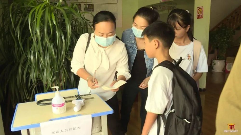 广南县教体局局长 陆兴发vs家长 :"你们是家长吗?/是的;/几年级了?