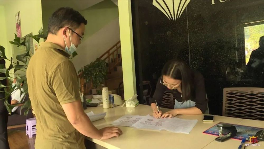 广南县教体局局长 陆兴发vs家长 :"你们是家长吗?/是的;/几年级了?