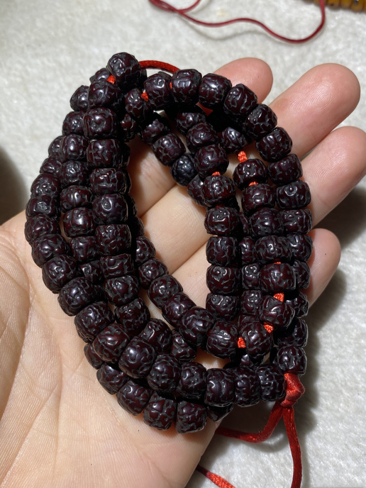 文玩到底是纯粹盘玩还是艳丽搭配并没有对错只有合适与不合适