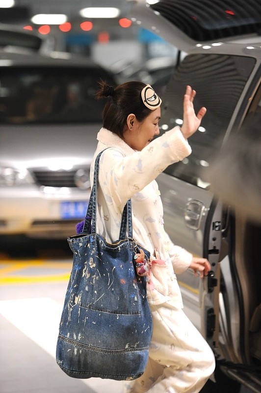 破洞九分牛仔裤·设计款式和穿搭九分裤会显腿长,脚踝一般都是很瘦的