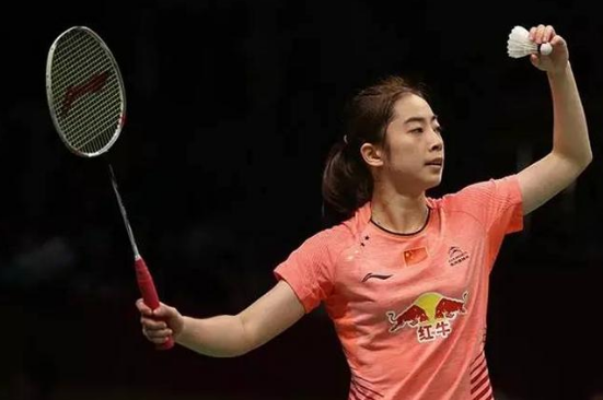 打羽毛球准备击球时要用余光观察对手的站位