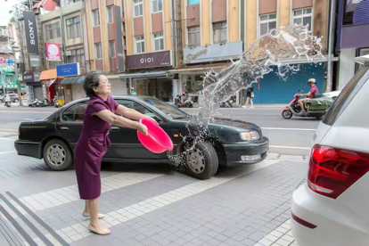那就是在女儿结婚的时候,父母会泼一盆水,这其实是一种祝福,希望女儿