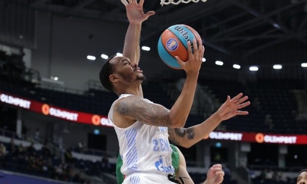 前nba球员,圣彼得堡泽尼特后卫内皮尔开场不久就出现受伤情况