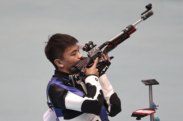 张常鸿在全运会射击男子10米气步枪决赛中夺冠本期主题:体育竞赛一,主