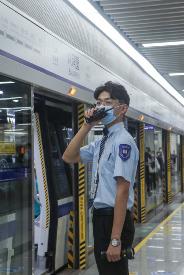 中秋不回家的人地铁站务员的日历没有中秋节只有白班夜班