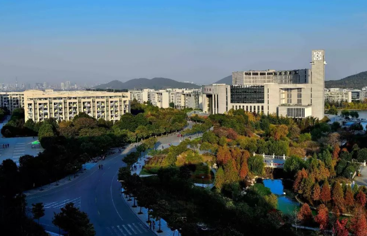 月饼也能"防身"?中国矿业大学的月饼火了,硬得连铁锤都敲不开