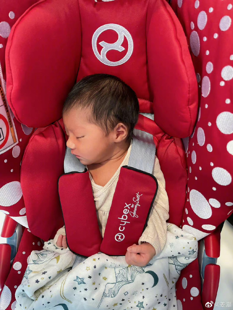 姜潮晒女儿萌照,小公主长睫毛高鼻梁超可爱,一家四口同框显温馨_腾讯