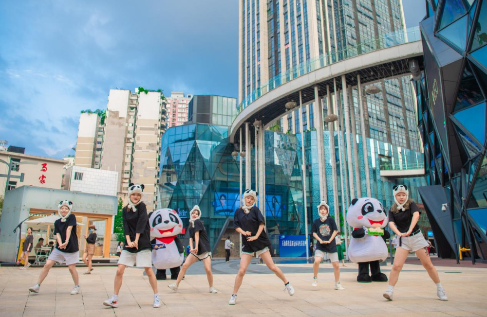 "快旅慢游""最美g318 一贴就精彩"2021铁路文化旅游快闪推广活动闪现