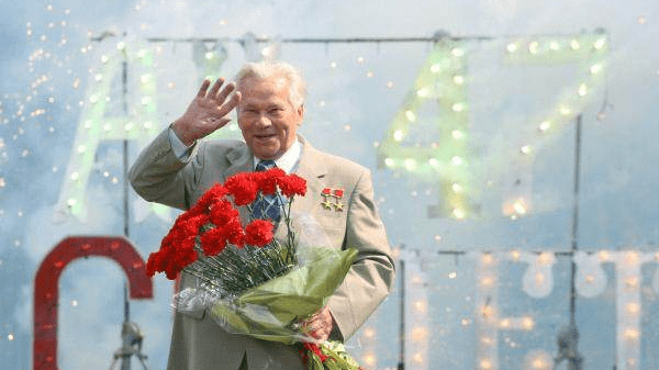 枪王之王卡拉什尼科夫展示其年轻时的工作照