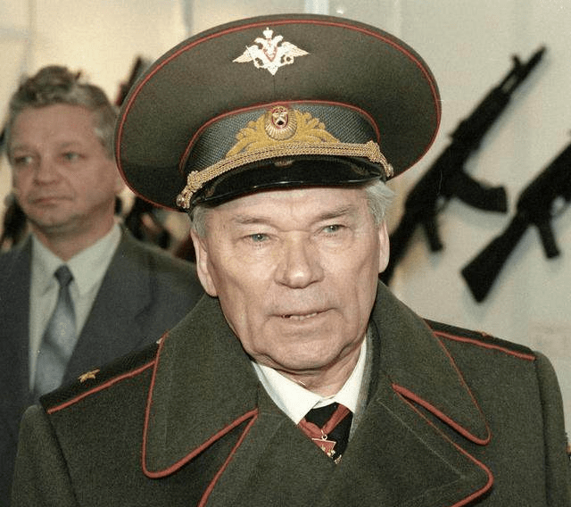 卡拉什尼科夫年轻时工作照.