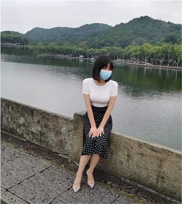 其实,早在之前的视频中郑女士就和网友坦露自己是19