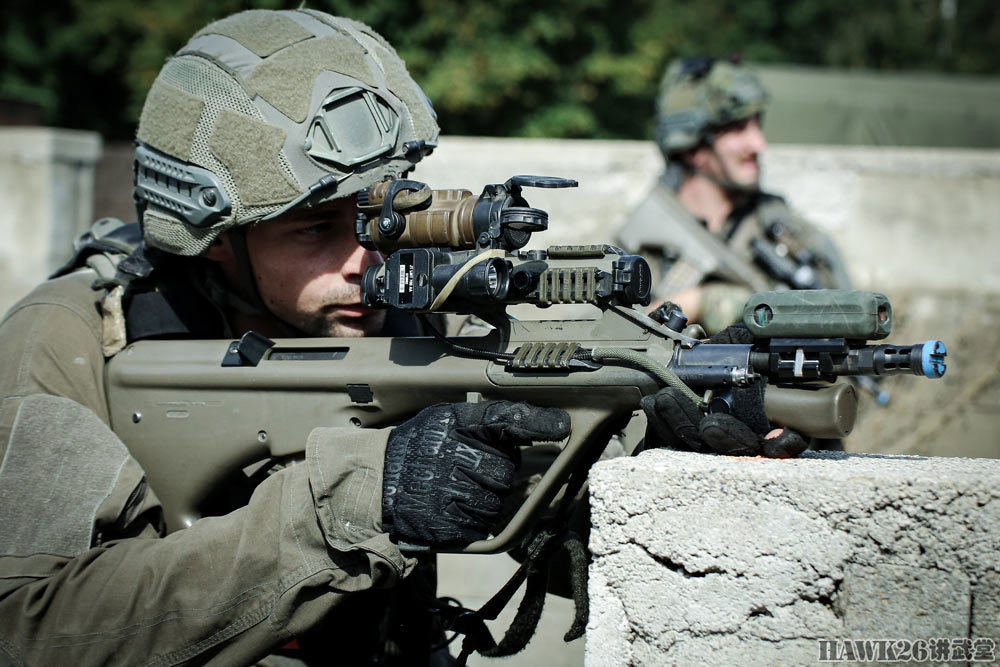 奥地利陆军精锐部队进行城镇作战演习烟雾手榴弹发挥重要的作用