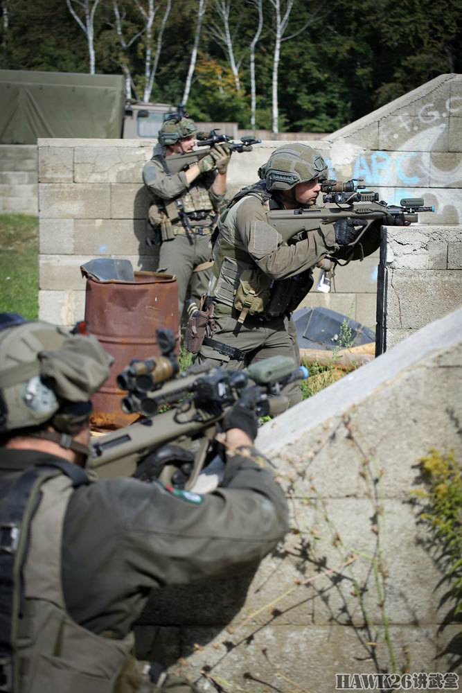 奥地利陆军精锐部队进行城镇作战演习烟雾手榴弹发挥重要的作用