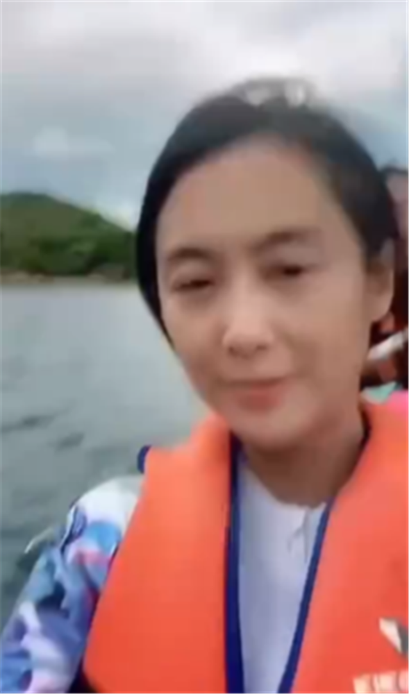 中秋节黄贯中晒视频思念家人，朱茵带女儿出镜，母女俩都是高颜值