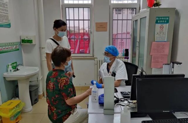 一大早,紫荆苑社区居民崔女士就来到在沧口街道社区卫生服务中心接种