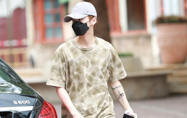 鹿晗中秋节晒新纹身疑辟谣考编传闻纹身寓意励志但上节目要避讳了