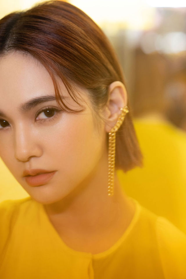 杨丞琳最新写真短发利落眼神坚定 暖黄色调似丹桂香气氤氲