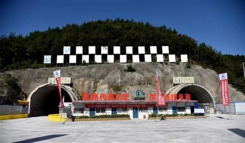 西垭子隧道全长2046米,为双向分离式隧道,进口位于龙山镇龙山沟村