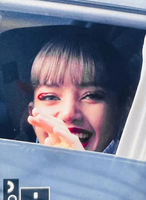 lisa妆容频繁翻车饭拍生图稍显土气被调侃需要换个造型师