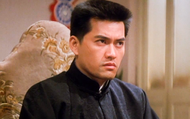 吕良伟更适合诠释亦正亦邪的角色,比如在《岁月风云之上海皇帝》从