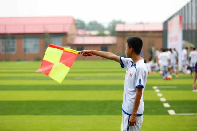 足球边裁旗语有哪些这些旗语表达的意思大家都了解吗