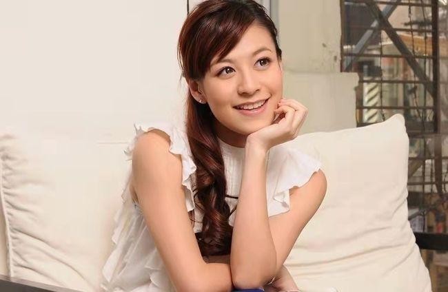 曹云金前女友江若琳秀豪宅一条鱼8万奢靡生活让人看不懂