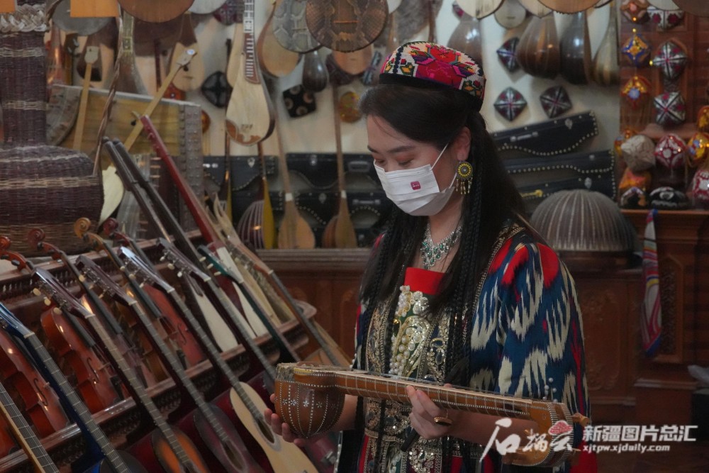 悠扬琴声纵情演奏新疏勒乐