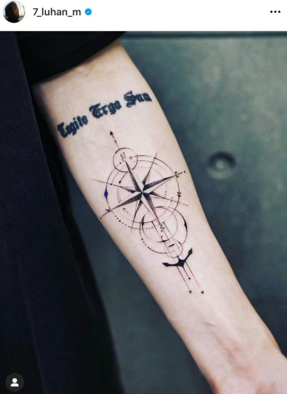 鹿晗中秋节晒新纹身胳膊上皮肤红肿明显图案疑似和关晓彤秀恩爱