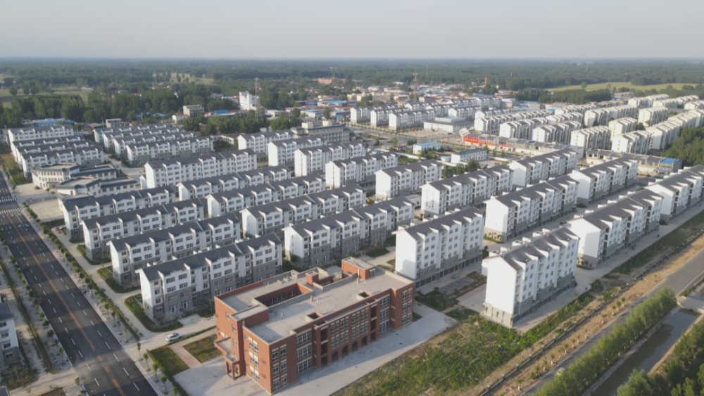 范县凤凰社区居民 刘太元:现在丰衣足食,住上漂亮的楼房,特别是像我