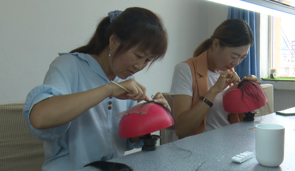 村头假发致富车间 编织群众幸福生活