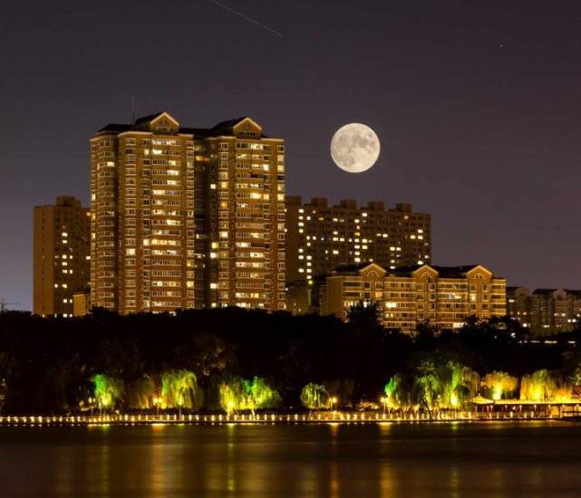 过中秋赏圆月!明湖秋月上线!又大又圆黄灿灿的大月亮爬上来了!