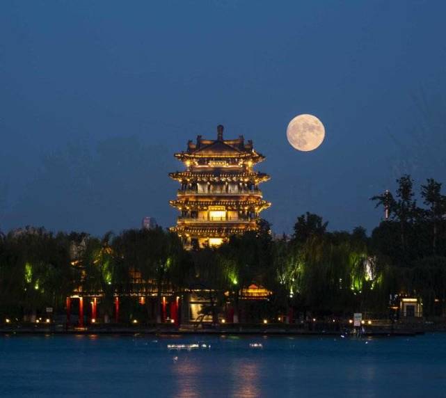 过中秋赏圆月!明湖秋月上线!又大又圆黄灿灿的大月亮爬上来了!