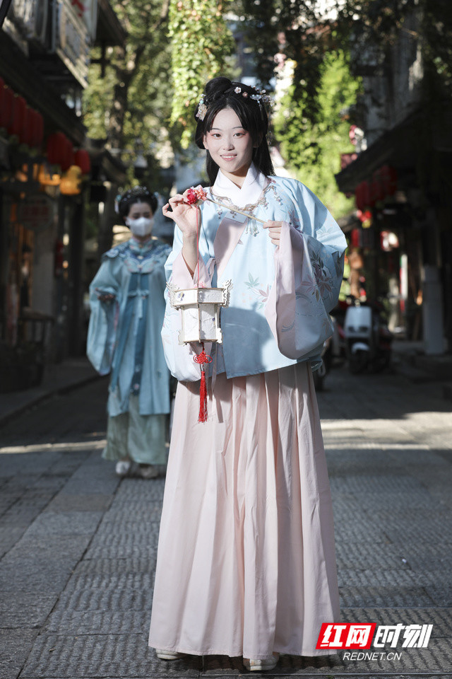 组图丨古韵赏月快看汉服小姐姐出街啦