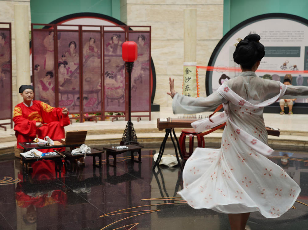 剧本讲述了唐朝开元年间,长安城中有金沙乐坊,陆善镖局,丝绸乐坊,金沙