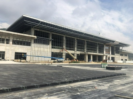 保山火车站位于隆阳区白塔社区,为中型铁路旅客车站,原设计站房规模为