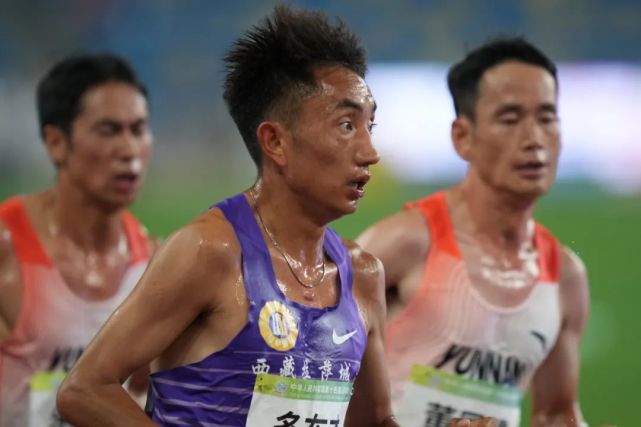 米后,云南队杨绍辉上前领跑,再次提升配速将大部队甩开,杨绍辉,董国建