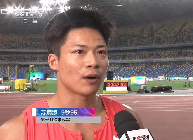 比赛结束后,苏炳添向场边的观众示意,然后鞠躬感谢观众支持!