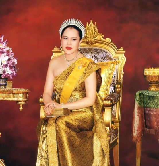 泰国最美王妃:婆婆不给王冠她戴发卡更惊艳,当嫂子还得跪小姑子